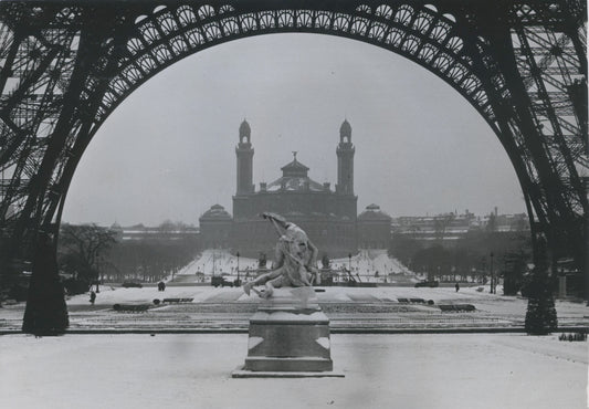 Vue du Palais de Chaillot depuis le dessous de la Tour Eiffel