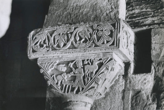 Chapiteau dans l'église San Pedro de la Nave représentant le sacrifice d'Isaac par Inge Morath