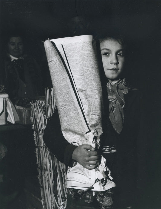 Jeune fille au bouquet (Les Halles, Paris) par Denise Colomb