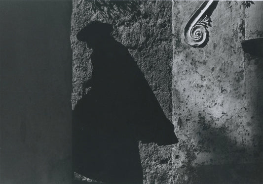 Prêtre à Positano par Ernst Haas