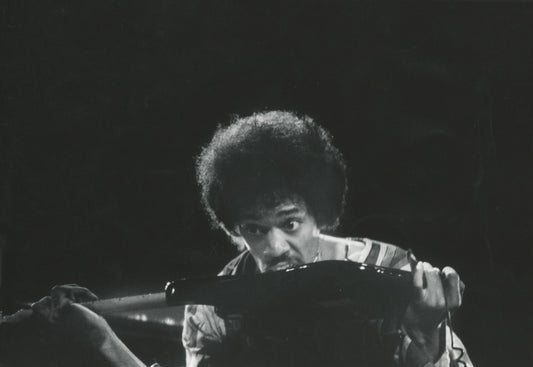 Jimi Hendrix avec sa guitare par Claude Gassian