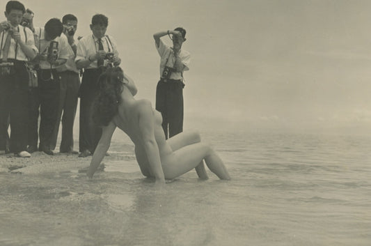 Femme nue posant pour des photographes au Japon