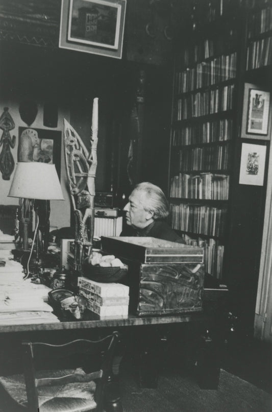 André Breton de profil, assis derrière son bureau